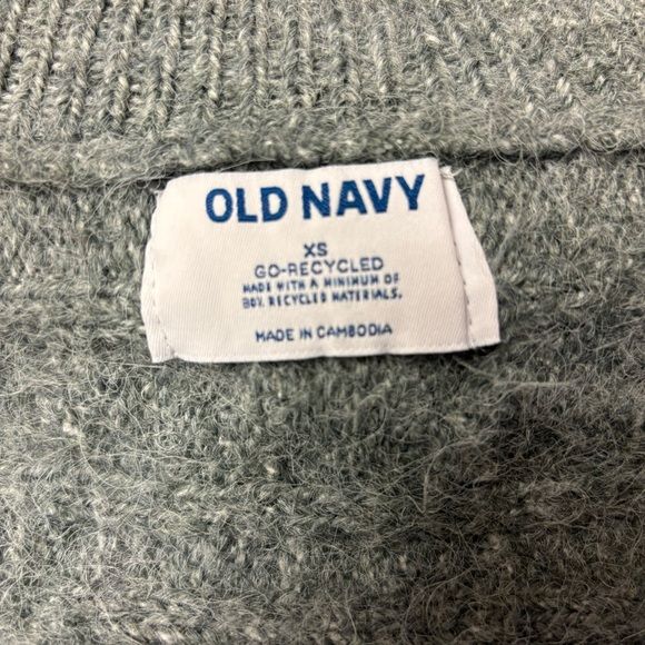 Old Navy Women’s Grey Sleeveless Cropped Cable-Knit Turtleneck Sweater Vest - Picture 11 of 13